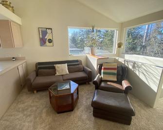 Cheerful Beach House Atop a Hill - Tillamook - Living room