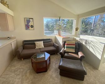 Cheerful Beach House Atop a Hill - تيلاموك - غرفة معيشة