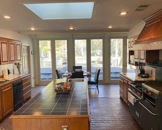 Spacious Hideaway | 5 bds, 3 ba - Greenville - Kitchen