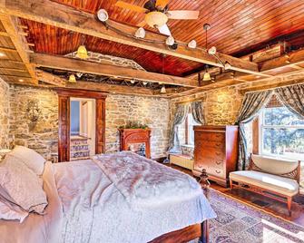 7-acre Stone Manor w/ Pool + Hot Tub Built in 1787 - Phillipsburg - Bedroom