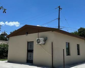 Perfect 1-bedroom apartment with AC in peaceful Rio Grande City - Rio Grande City - Building