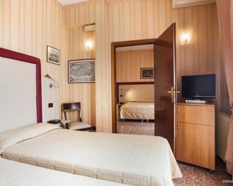 Hotel La Pace - Pisa - Kamar Tidur