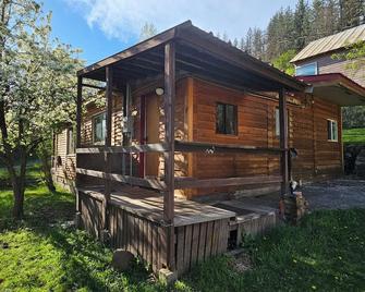 Orofino boho cabin in town, close to everything. 1 mile from Clearwater river. - Orofino