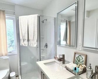 Bentley Commons Fallsview - Luxury 4 Bedroom 4 Bath Townhouse - Niagara Falls