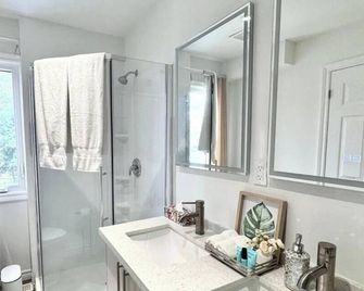 Bentley Commons Fallsview - Luxury 4 Bedroom 4 Bath Townhouse - Niagara Falls