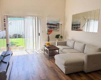 Cozy 3br Home, Near Bart, Tesla, Great Schools - Fremont - Living room