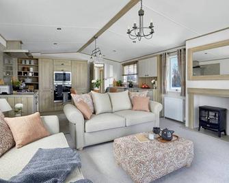 Captivating Bluebell Lodge 2-bed Cotswolds caravan - Cirencester - Living room