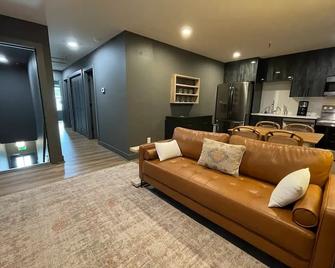 Luxury By Downtown Train Depot - Carrollton - Вітальня