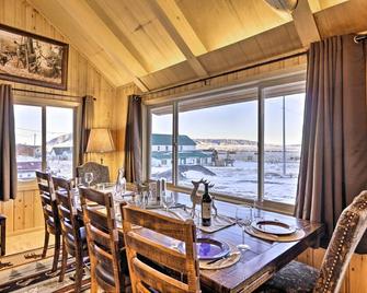 Centennial Cabin with Hot Tub, Sauna and Pool Table! - Centennial - Comedor