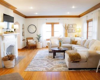 Spacious 5-bedroom home nestled in the heart of Pampa. - Pampa - Living room