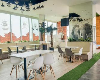 Comfy Studio Apartment at B Residence By Travelio - 當格浪 - 餐廳