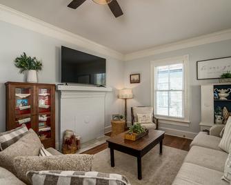 Private Pool & Hot-tub! Walk Downtown; Large Porch; King Beds; Spacious - Monroe - Obývací pokoj