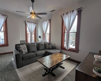 Oregon District - 3 Rms w/King - Free Coffee & Tea - Dayton - Living room