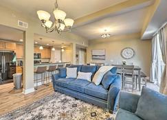 Grand Haven Condo - Walk to Nearby Hot Spots! - Grand Haven - Living room