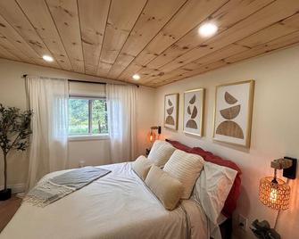 Forest Retreat: Cozy Cabin with Nordic Spa &Bunkie - Killaloe - Habitación
