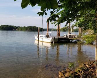 Unique Historical log cabin with private beach and 300 ft. of waterfrontage. - Huddleston - Vista del exterior