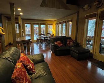 Cozy Riverside Retreat w/ Garden, Beach Access, Sauna. Pet + Family Friendly! - Princeton