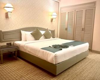 Shilton International - Kochi - Bedroom