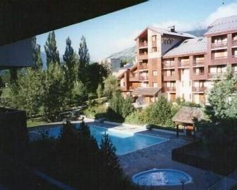 Beautiful renovated apartment of 7 people in residence with summer pool. - Bourg-Saint-Maurice - Pool