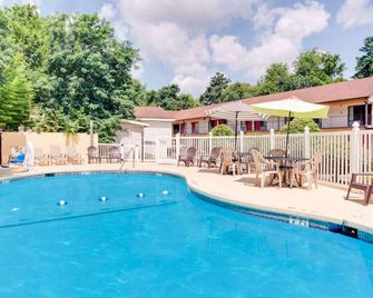 Americas Best Value Inn Aiken - Aiken - Pileta