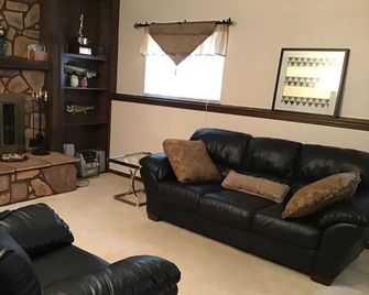 3-bedroom vacation home just 13 minutes from Easton Town Center - Reynoldsburg - Living room