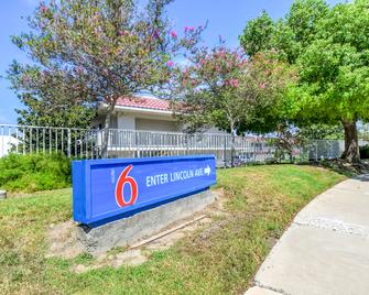 Motel 6 Corona - Corona - Rakennus