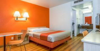 Motel 6 Corona - Corona - Bedroom