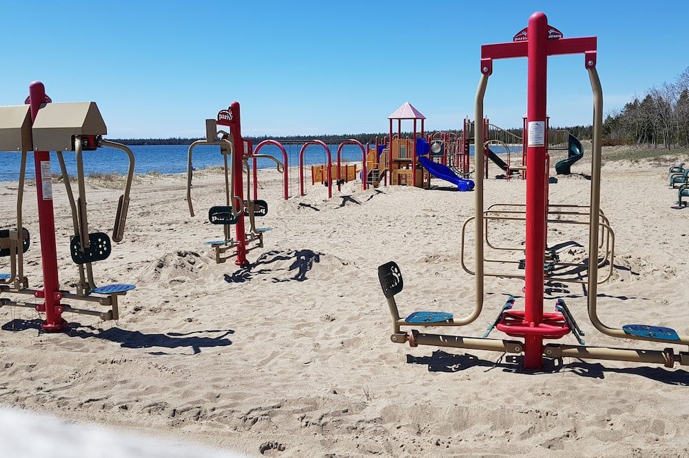 Mutchmor House - Steps from the sands of Providence Bay 4 bedrooms, 2.5 baths - Providence Bay - חוף