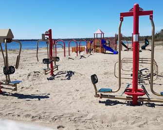 Mutchmor House - Steps from the sands of Providence Bay 4 bedrooms, 2.5 baths - Providence Bay - شاطئ