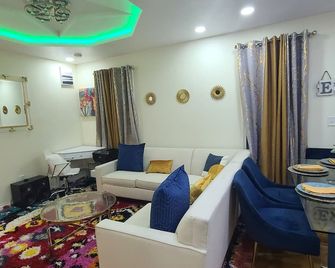 A slice of paradise awaits you! cozy 3bedroom rental unit - Brooklyn - Sala de estar