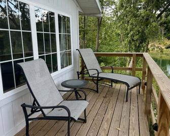 Private Water Side Cabins - Knoxville - Balkon