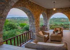 Stone villa with seasonal swimming pool. - Gytheio - Balkon