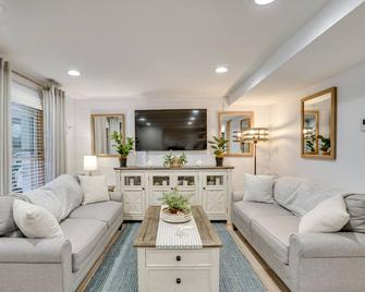 Montpelier Lake House w/ Deck, Dock & Fireplace! - Montpelier - Living room