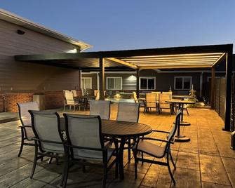 Cardinal Inn & Event Center - Albion - Patio