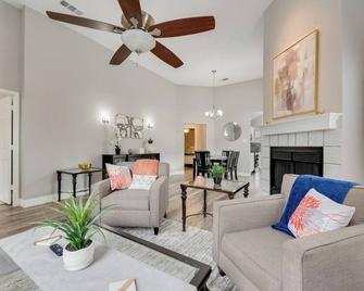 Clean, Updated, Comfortable, and Quiet Space! - Coppell - Living room
