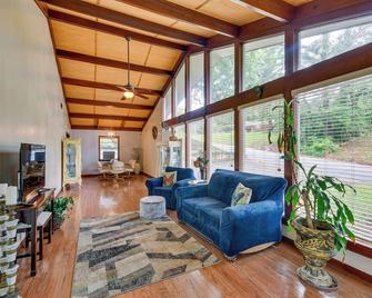Spacious Montgomery Home about 3 Mi to Downtown! - Montgomery - Sala de estar