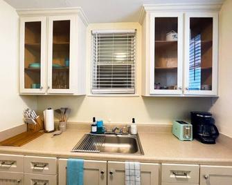 NEW Listing! In the Heart of Jax Beach - Jacksonville Beach - Kitchen
