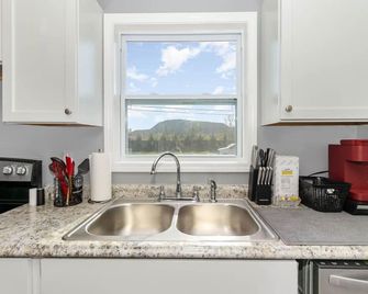 Furnished Ranch Home with FREE washer and dryer - Middletown - Kitchen