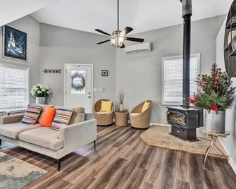 Beautiful Renovated Lake Cottage in SW County and only minutes from Downtown! - Roanoke - Living room