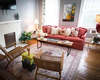 Cozy 3br Cloverdale Cottage - Pets Allowed - Montgomery - Living room