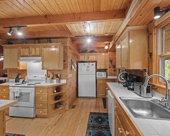 Timber Lodge - Private, Serene Cabin With Game Room For Kids - Todd - Cocina