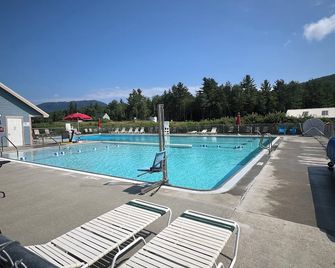 New Listing! Cozy Chalet 10-Minute Drive to Sugarloaf, Sleeps 9 - Carrabassett Valley - Pool