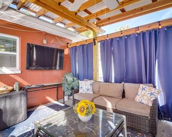 Pinellas Park Escape with Heated Pool! - Pinellas Park - Living room