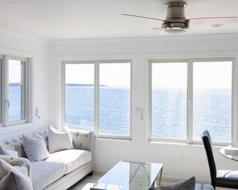 Private Beach: Beachfronts & Balconies @ Niantic W/ 6 Queens - Niantic - Living room