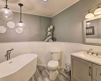 Near Skiing and Lakes Contemporary Poconos Townhome - Lake Harmony - Baño