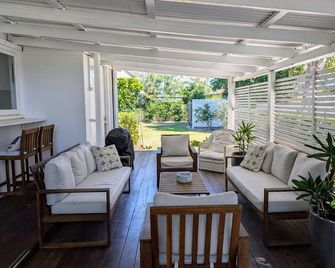 Centrally located 'Bargara Beach Cottage' - Bargara - Living room