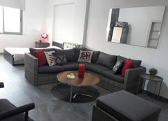Studio In Dbayeh In A Prime Location, Wifi, 38sqm - Dbayeh - Living room