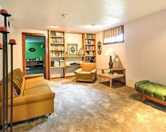Bright Springer House w/ Hammock & Orchard Views! - Springer - Sala de estar