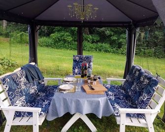 Rural Farm with 2 ha garden forest and lake with own beach in Dalarna - Söderbärke - Patio