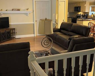 Cozy 3-bedroom house in charming Skowhegan with AC, WiFi. Quiet neighborhood. - Skowhegan